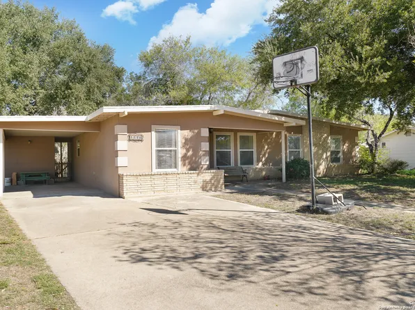 1118 KATHLEEN ST, Pleasanton, TX 78064