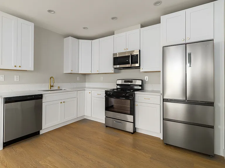 1827 E 4th St #18 — Photo 8