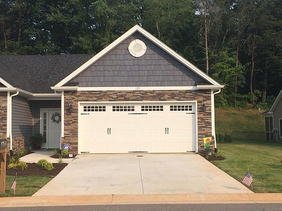 3rd image of 121 Chateau Pl