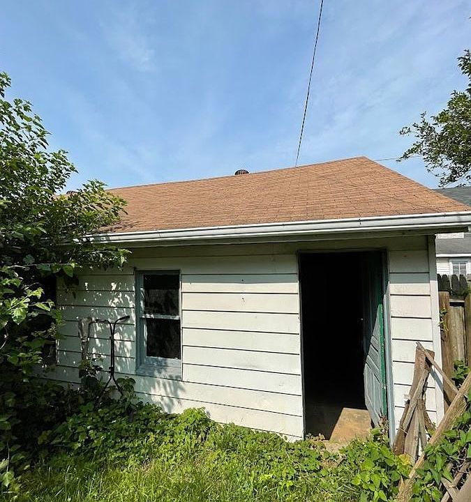 2nd image of 827 Center St #2