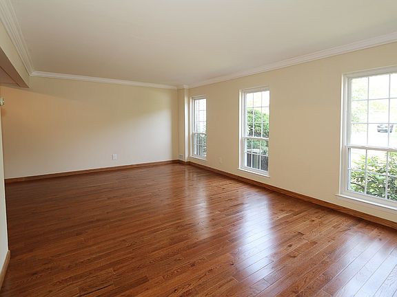3rd image of 151 Woodlake Dr W