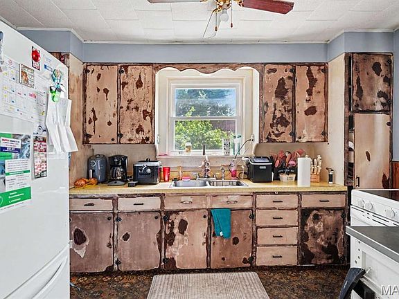 2nd image of 113 College St