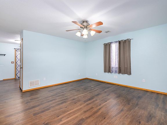 3rd image of 466 E Broadway Ave