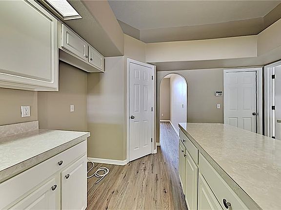 5th image of 2653 Hawthorne Ln