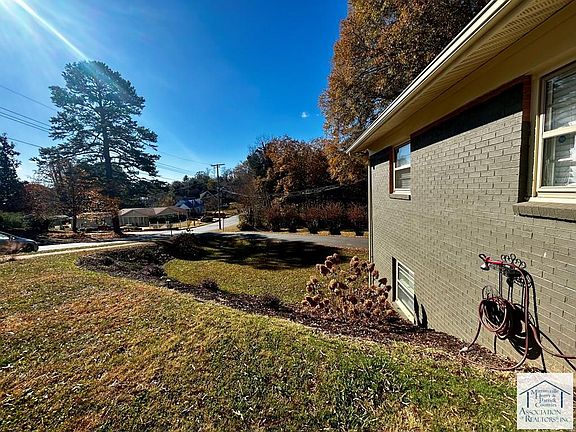 5th image of 901 Jefferson Cir