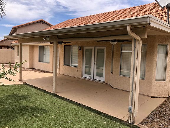 Covered patio with 2 ceiling fans to keep cool in summer