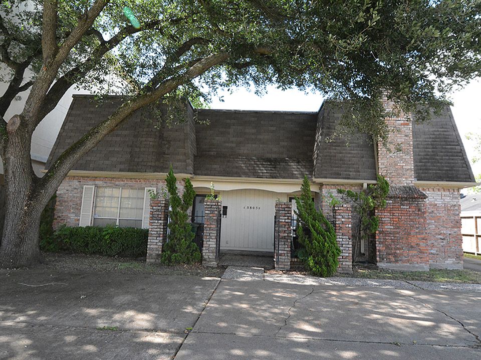 Front view w/parking