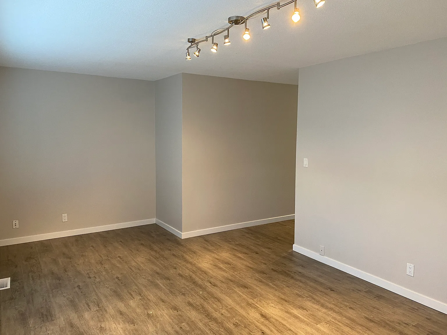 3 bed, 900 sqft, $3,200 — Photo 2
