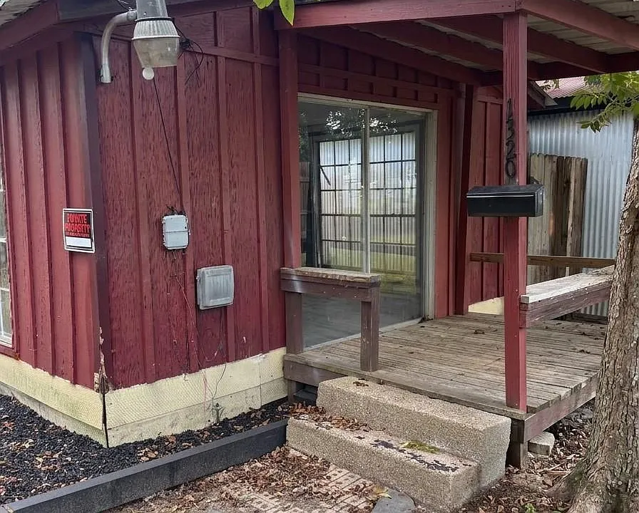 1320 Austin St