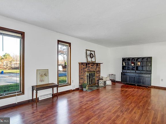3rd image of 28 Hillman Ct