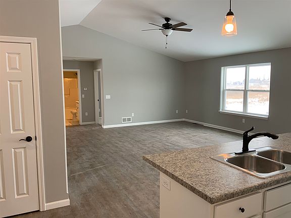 4th image of 4050 Landcaster Rd