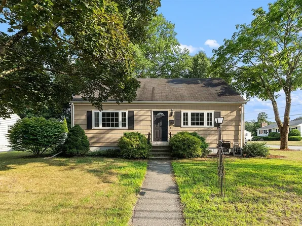 305 Hovey St, Lowell, MA 01852