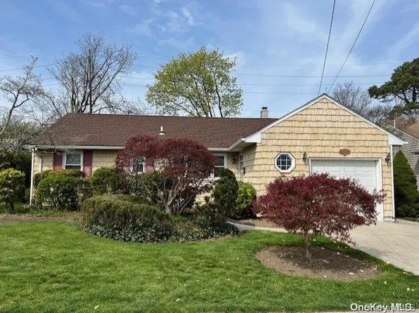 214 Gibson Boulevard, Valley Stream, NY 11581