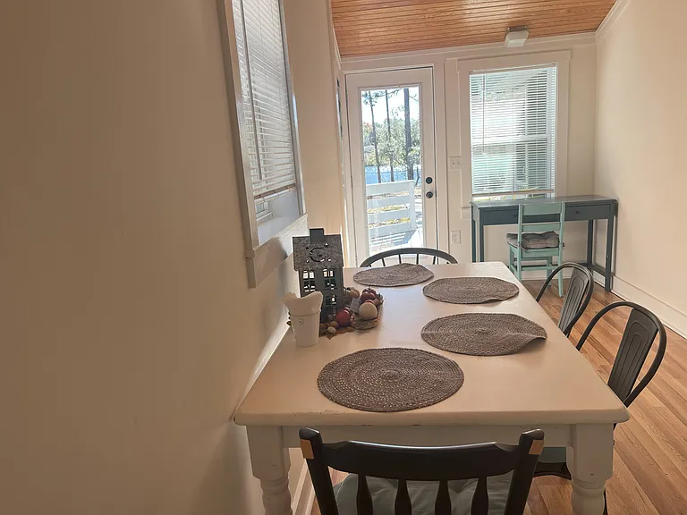 1024 Morehead Rd — Photo 3