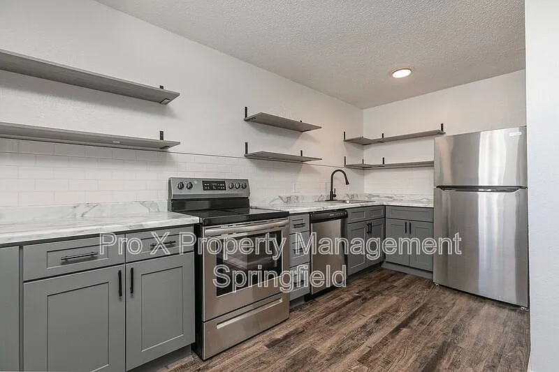 2 bed, 1.0 bath, 780 sqft, $975 — Photo 2