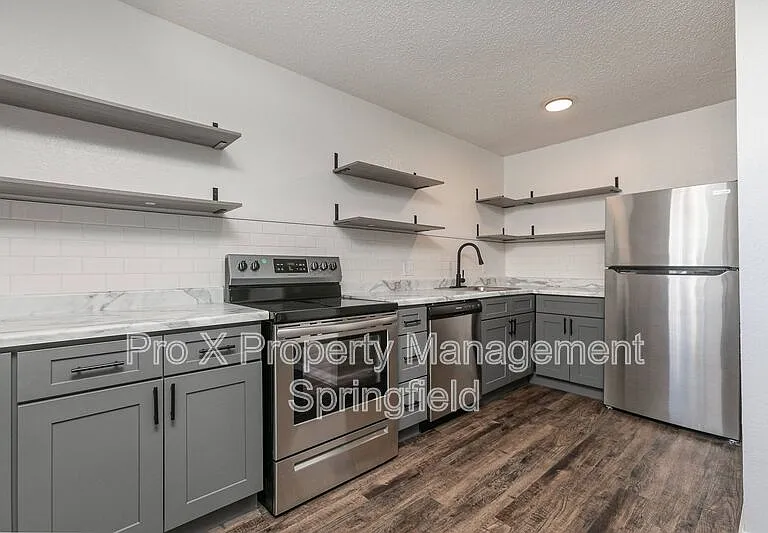 1147 E Elm St #9 — Photo 2