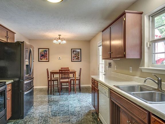 5th image of 240 Homewood Dr