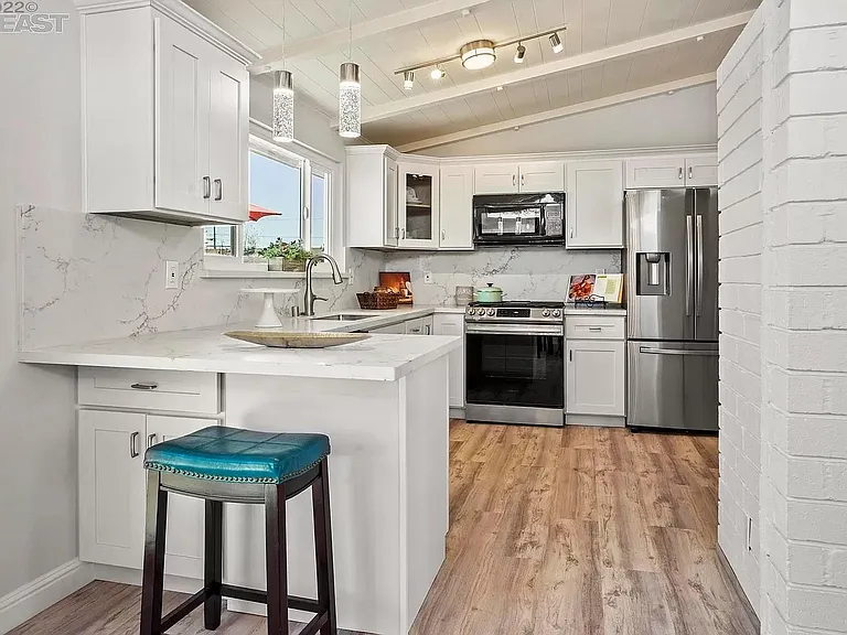 2769 Loyola Ave — Photo 6