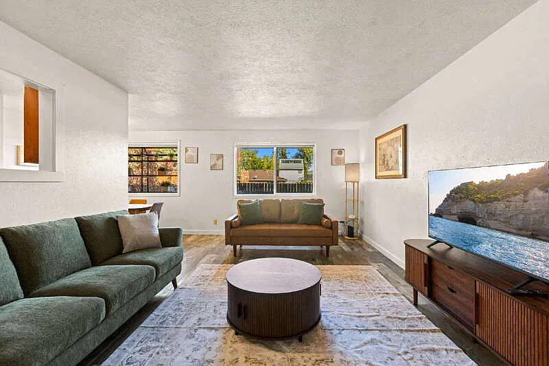 2 bed, 1.0 bath, 900 sqft, $2,495 — Photo 3