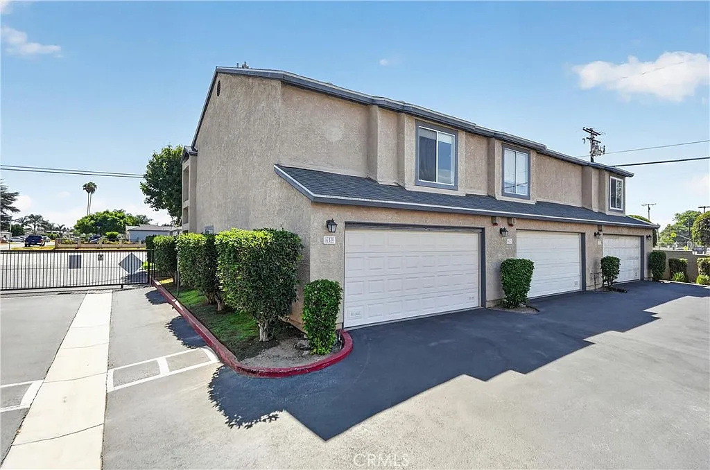 2 bed, 2.5 bath, 1385 sqft, $3,000 — Photo 2