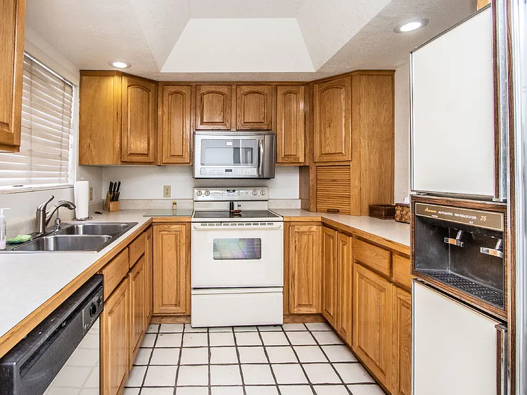 7633 E Sandalwood Dr — Photo 8