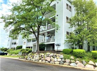 3565 Port Cove Dr #63-1, Waterford, MI 48328