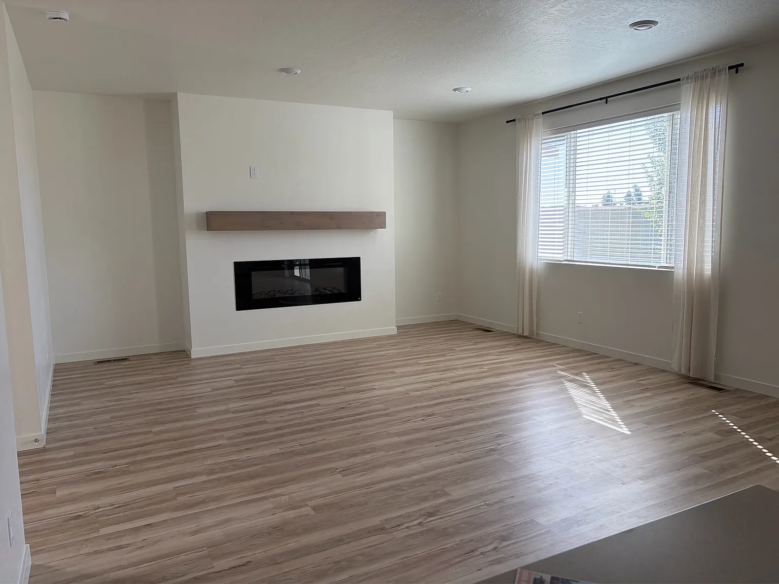 717 West Lyra Street - 717 — Photo 3
