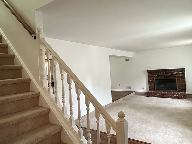 15 Linden Ln — Photo 2