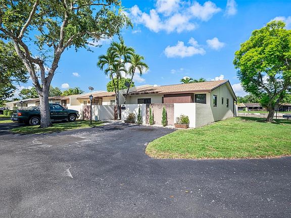 3rd image of 13776 Kendale Lakes Dr