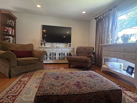 4th image of 103 Cayuga Ave