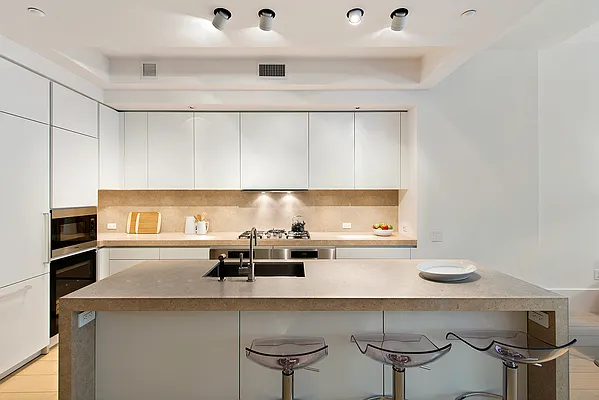 Rented by CORE | media 34