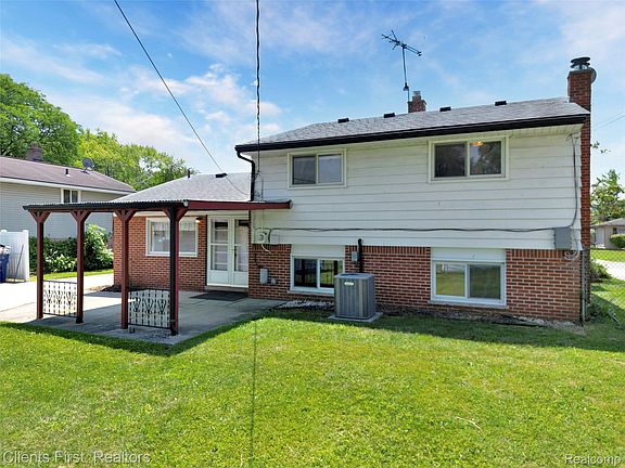 2nd image of 32714 Cowan Rd