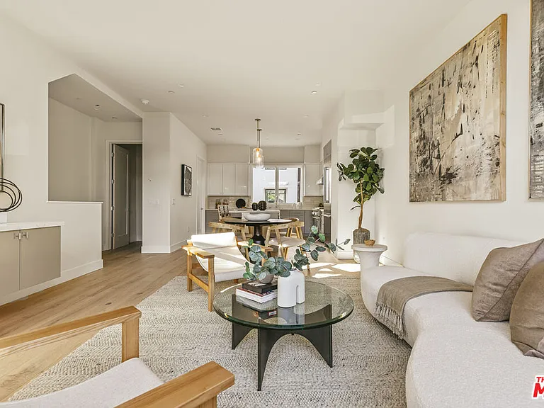 3222 S Barrington Ave — Photo 4