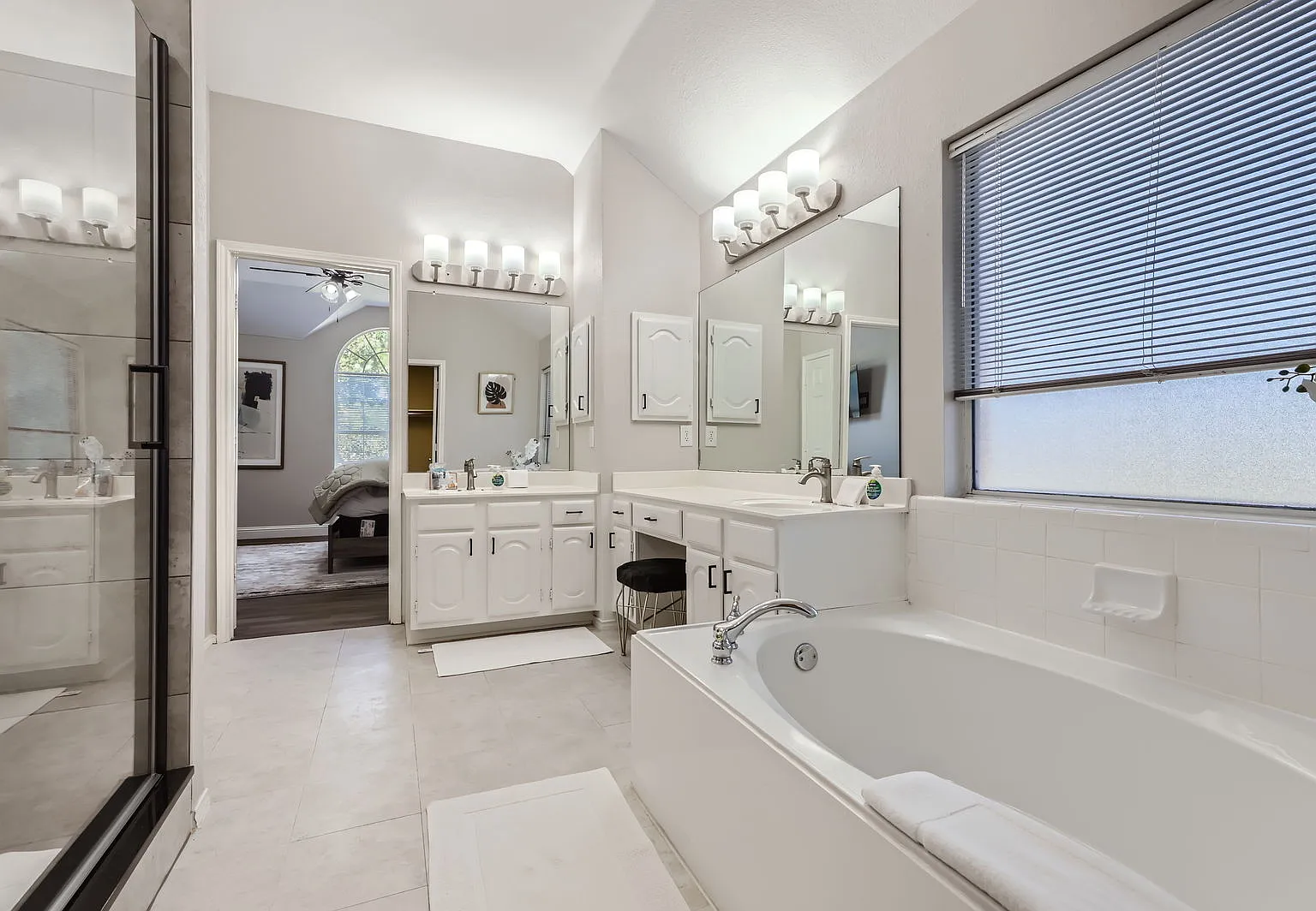 4 bed, 2.5 bath, 2597 sqft, $5,000 — Photo 2