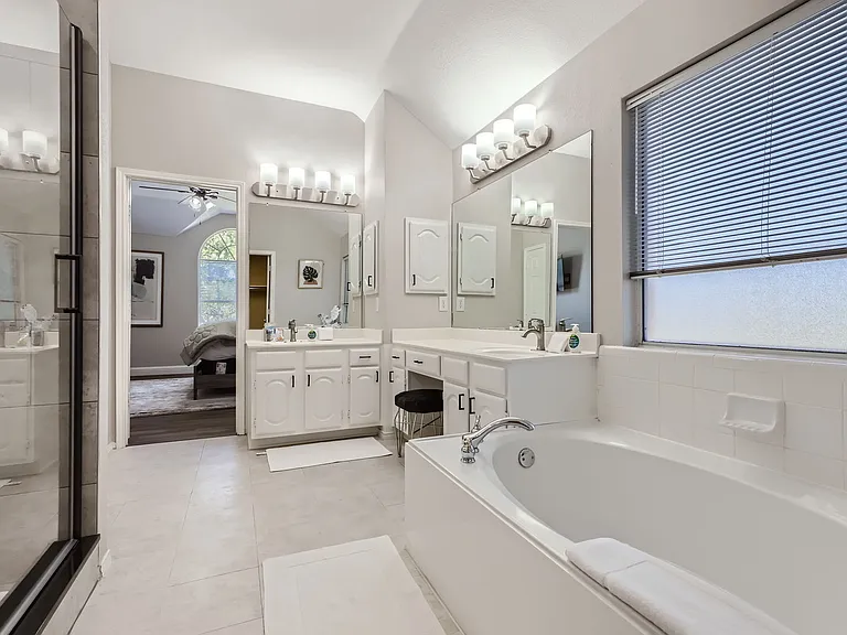 2520 Leicester Ct — Photo 2