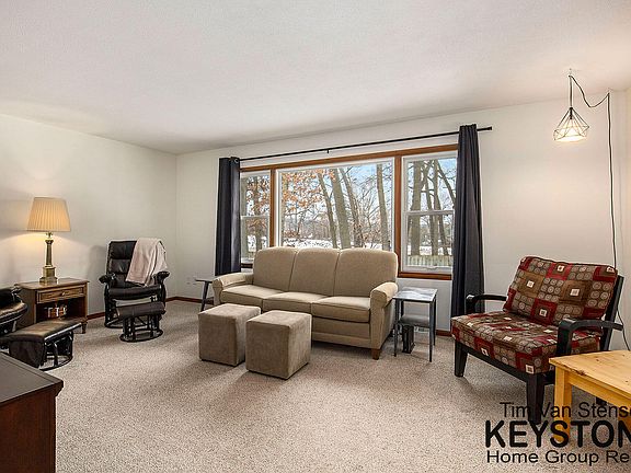 3rd image of 1904 Garret Dr NE