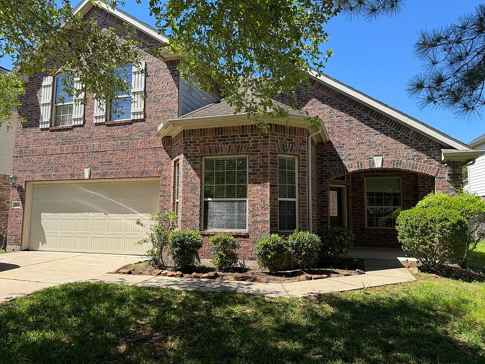 Beautiful & bright front view 
2 car garage