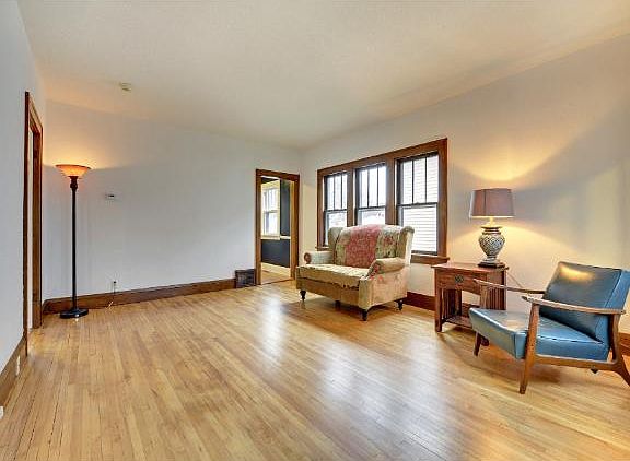 3rd image of 4046 Queen Ave N