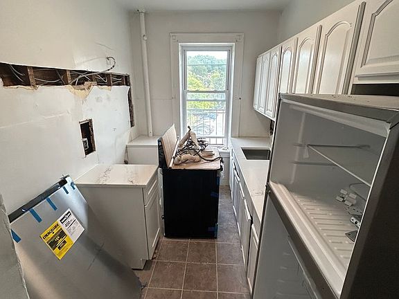4th image of 300 Elm Pl APT 11