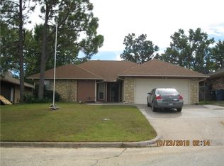 9912 Crest Dr, Midwest City, OK 73130