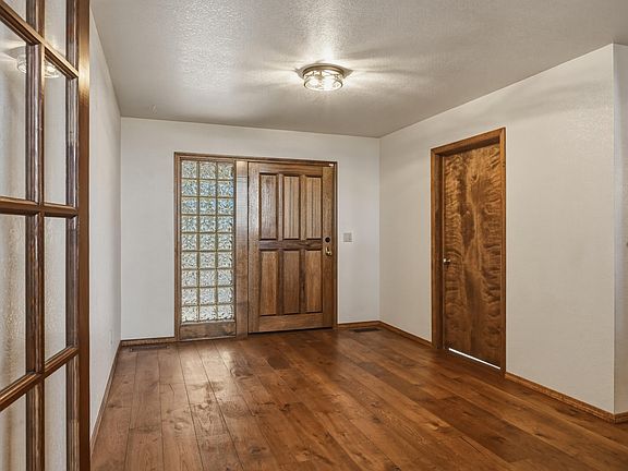 4th image of 1002 N Hillcrest Dr