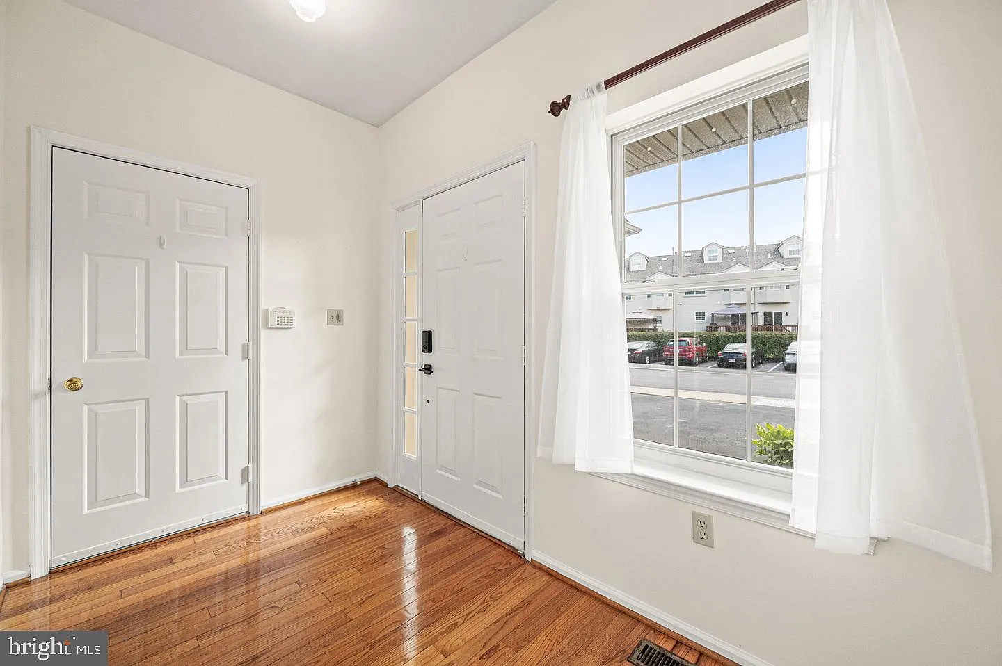 3 bed, 2.5 bath, 2714 sqft, $3,400 — Photo 4
