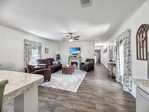 3rd image of 116 E Avenue G