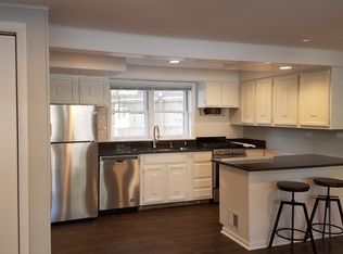 573 Ryan Pl APT 1, Lake Forest, IL 60045