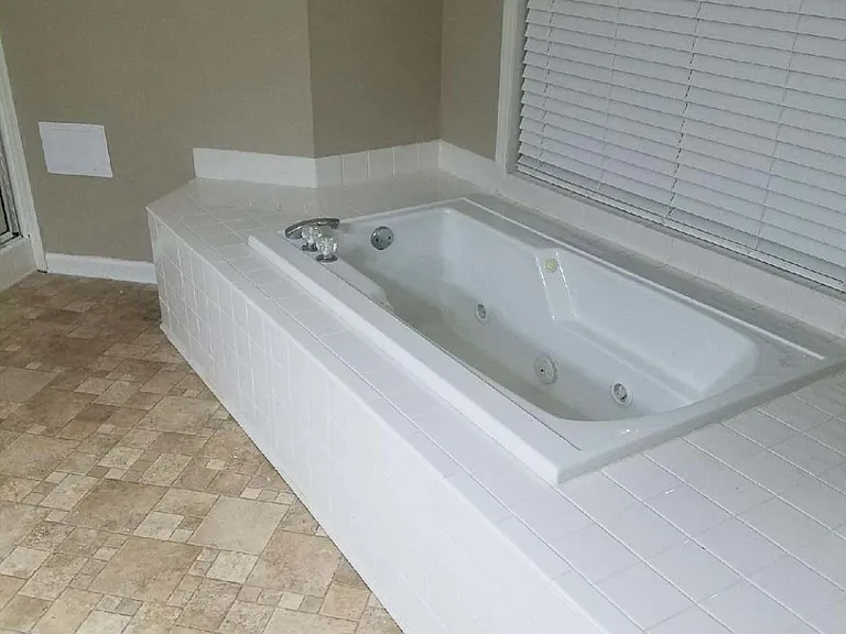 master bath tub