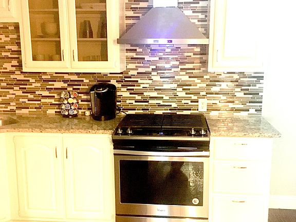 3rd image of 823 Buckalew St