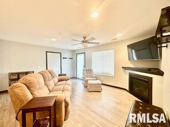 4th image of 440 E Franklin St #102
