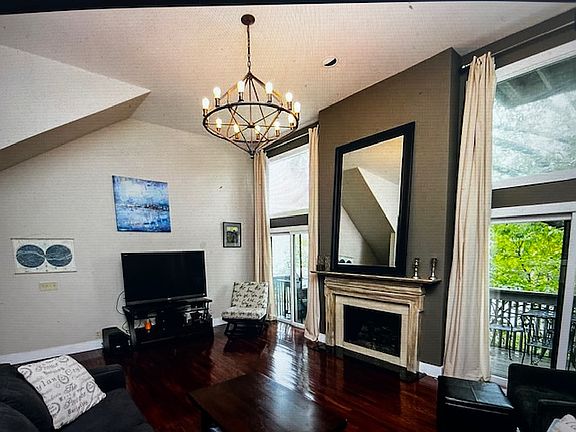 3rd image of 101 Hampton Pl #1