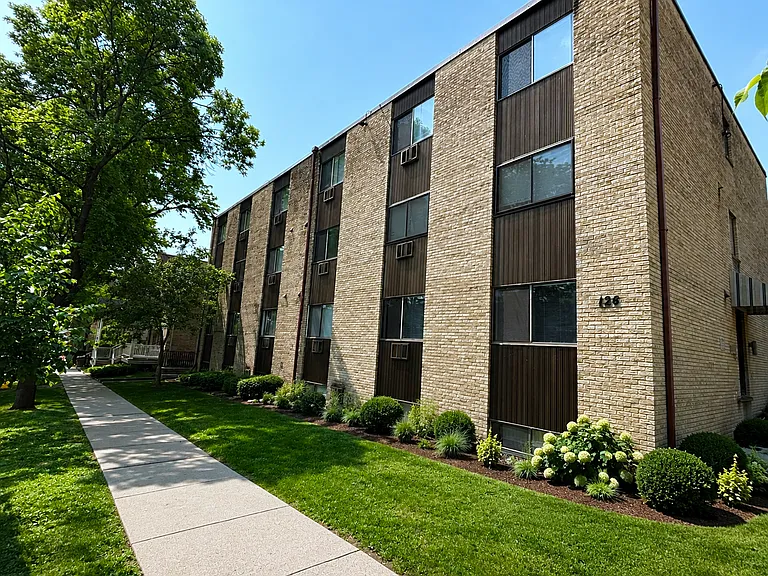 Studio Available Now! ~Blocks from the Capitol Square~ — Photo 10