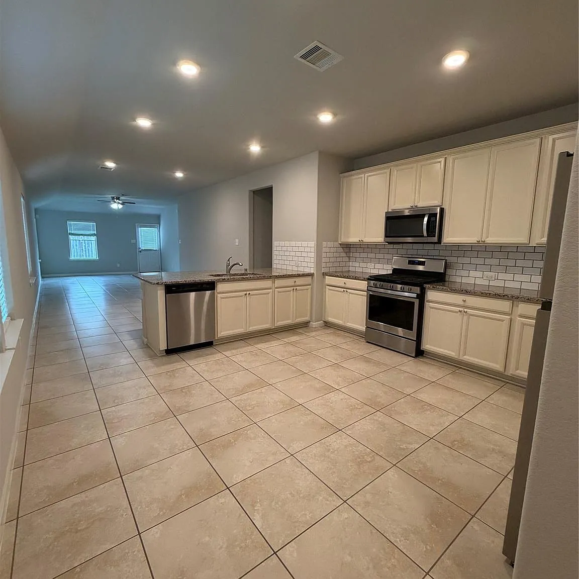 3 bed, 2.0 bath, 1648 sqft, $2,100 — Photo 3